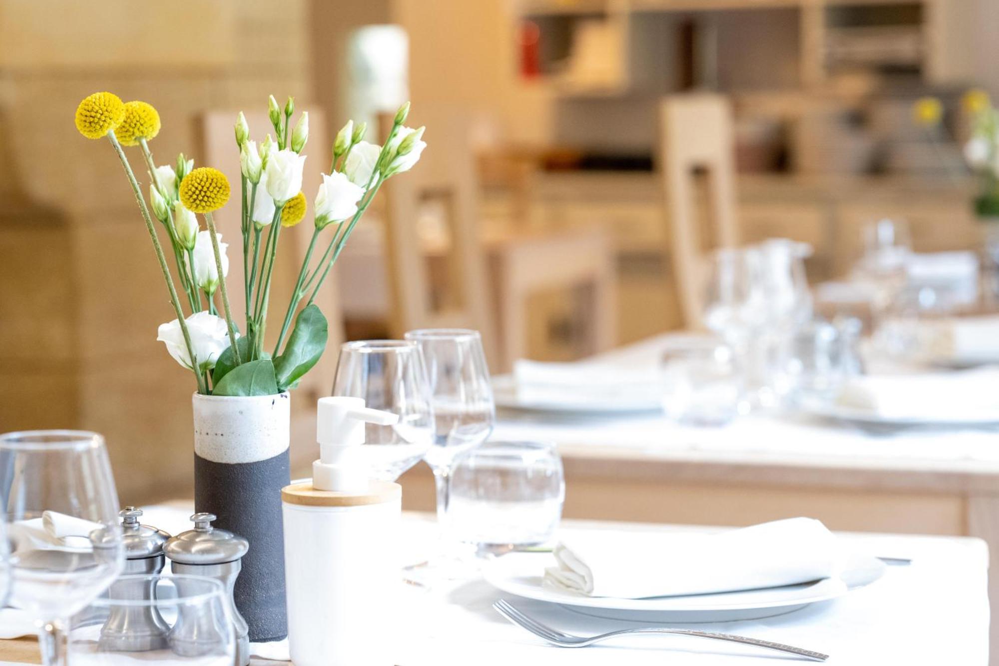 Hotel Restaurant Le Relays Du Chasteau - Logis Hotel Brousse-le-Chateau ภายนอก รูปภาพ