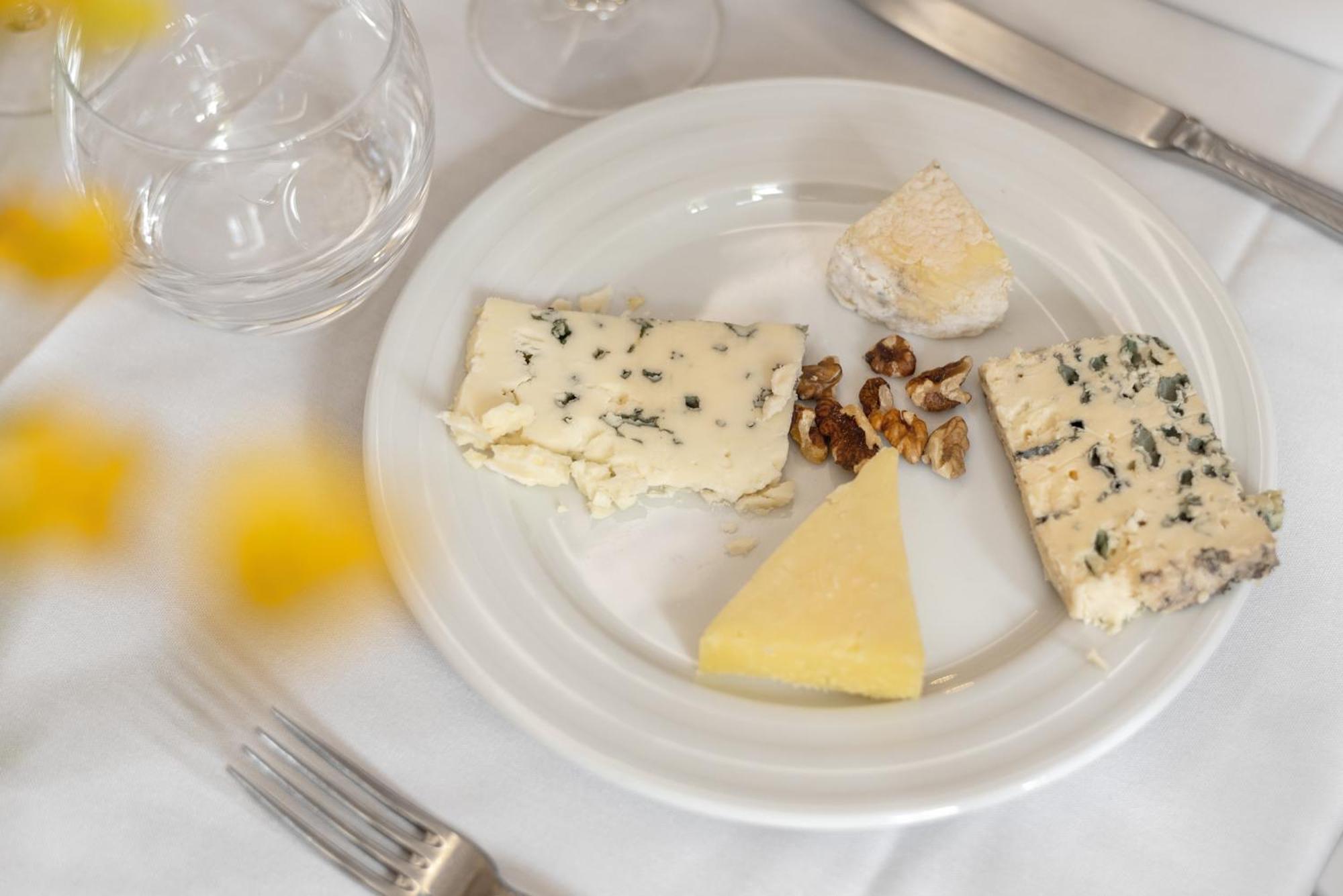 Hotel Restaurant Le Relays Du Chasteau - Logis Hotel Brousse-le-Chateau ภายนอก รูปภาพ