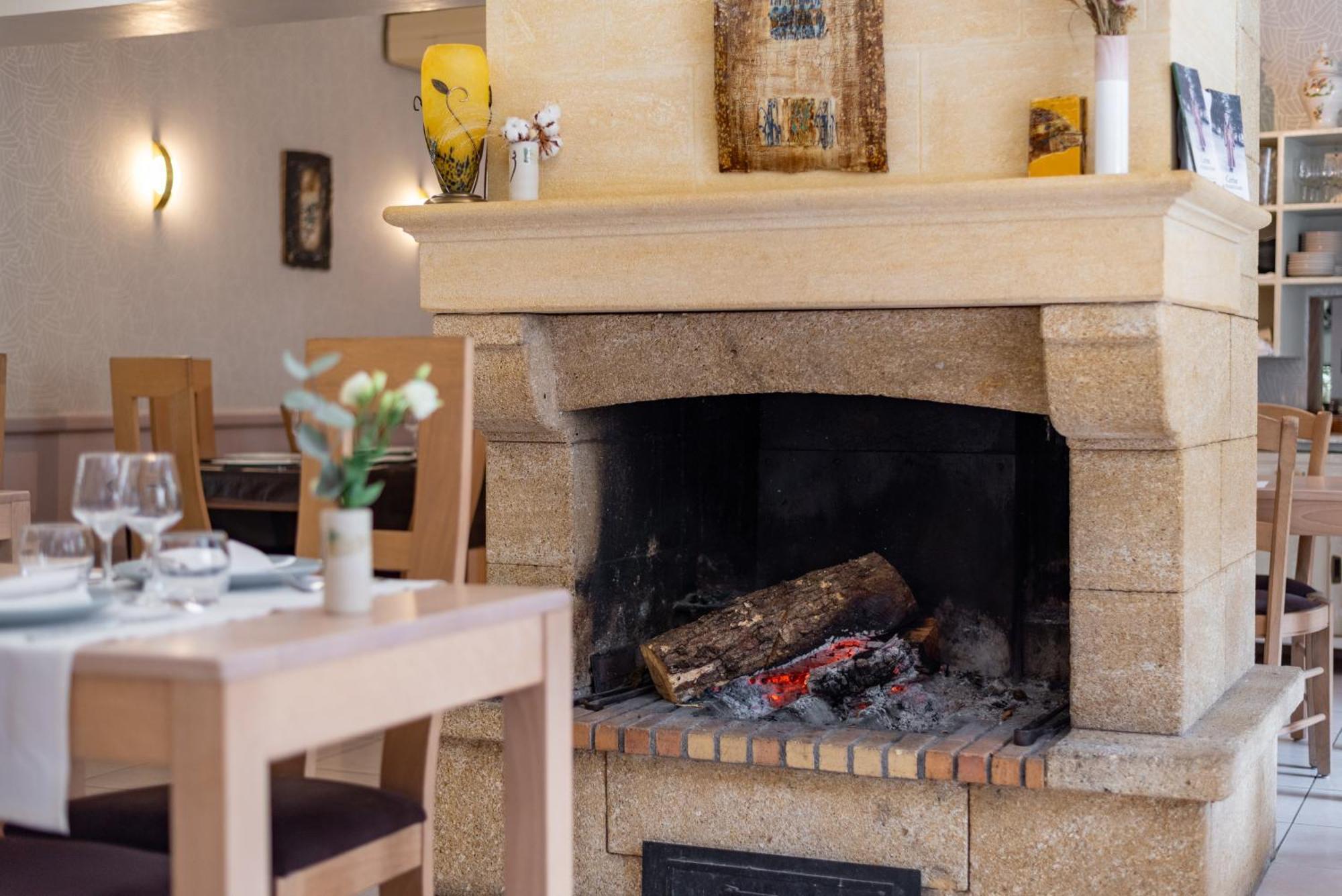 Hotel Restaurant Le Relays Du Chasteau - Logis Hotel Brousse-le-Chateau ภายนอก รูปภาพ