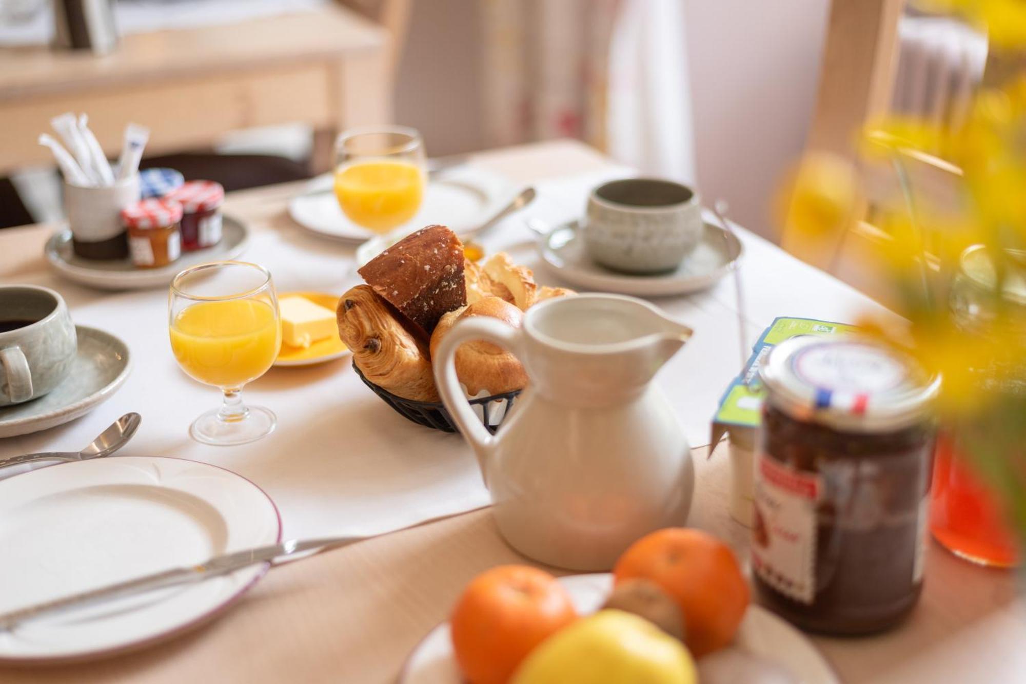 Hotel Restaurant Le Relays Du Chasteau - Logis Hotel Brousse-le-Chateau ภายนอก รูปภาพ
