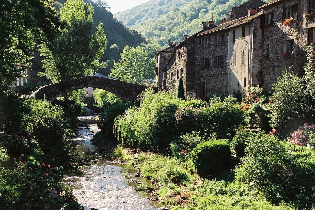 Hotel Restaurant Le Relays Du Chasteau - Logis Hotel Brousse-le-Chateau ภายนอก รูปภาพ