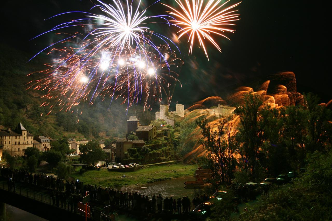 Hotel Restaurant Le Relays Du Chasteau - Logis Hotel Brousse-le-Chateau ภายนอก รูปภาพ