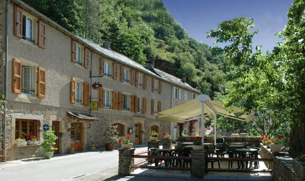 Hotel Restaurant Le Relays Du Chasteau - Logis Hotel Brousse-le-Chateau ภายนอก รูปภาพ